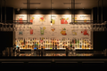 Azulejos de cócteles en bar de copas