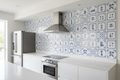 Pared completa de cocina con azulejos Delft